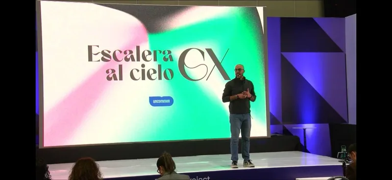 Bernardo Torres en escenario, conferencia en Cámara de Comercio de Bogotá